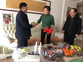 敦煌種業(yè)領(lǐng)導(dǎo)看望慰問公司老干部、老黨員及困難黨員職工