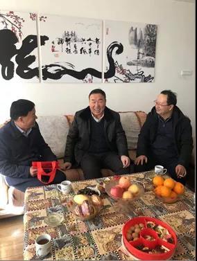 敦煌種業(yè)領(lǐng)導(dǎo)看望慰問公司老干部、老黨員及困難黨員職工